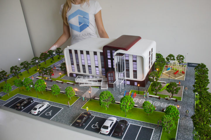 Das Architekturmodell der Schule wurde in unserer Modell Werkstatt auf einem 3D-Drucker gedruckt